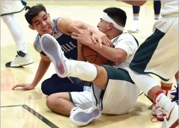  ?? RECORDER PHOTO BY CHIEKO HARA ?? Lindsay High School’s Ernie Bautista, right, battles for the loose ball Tuesday during the second half of their game against Farmersvil­le High School at Lindsay.