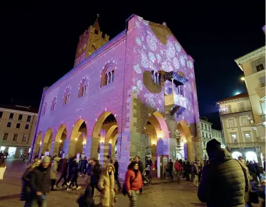  ??  ?? Luminarie con le «toppe» (foto Radaelli)