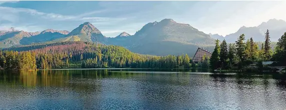  ?? FOTO PROFIMEDIA ?? Vysoké Tatry a Štrbské pleso. Neexistuje snad známější turistická destinace na Slovensku. Na snímku hotel Patria nad hladinou plesa, dále můstek a za ním ústí do Mlynické doliny.
DANA JAKEŠOVÁ