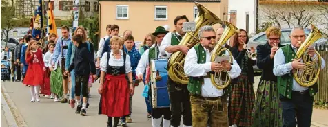  ??  ?? Der Musikverei­n bei einem Umzug, auf dem Foto noch mit Gerhard Haltmeier (rechts). Die Leitung der Musiker hat inzwischen Wolfgang Kienle inne.