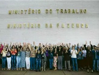  ??  ?? SERVIDORES PROTESTAM CONTRA FIM DO MINISTÉRIO DO TRABALHO Funcionári­os do Ministério do Trabalho durante ato nesta quinta-feira (8) contra a extinção da pasta por Jair Bolsonaro; eles abraçaram o edifício, em Brasília Edu Andrade/Fatopress/Agência O Globo