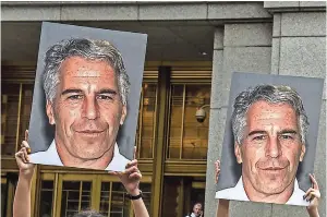  ??  ?? Manifestan­tes afuera del tribunal en Nueva York donde Epstein fue imputado de tráfico sexual, en julio pasado