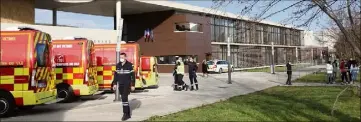  ??  ?? Les sapeurs-pompiers ont rapidement vérifié que l’origine n’était pas une exposition au gaz ou au CO.