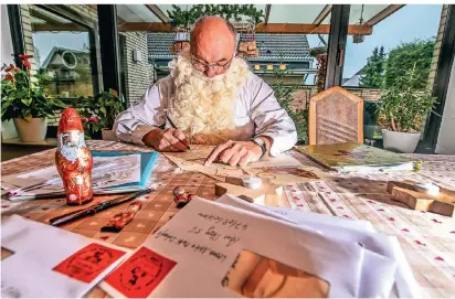  ?? RP-FOTOS: EVERS ?? Die Kapellener Nikoläuse haben auch in Corona-Zeiten alle Hände voll zu tun. Statt die Kinder zu besuchen, schreiben sie Briefe.