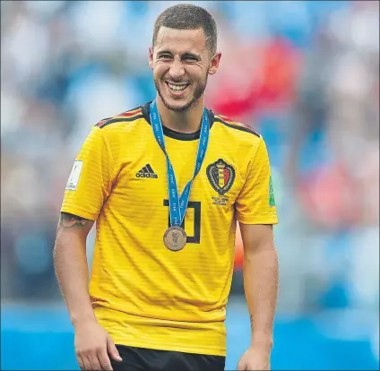  ?? FOTO: GETTY ?? Hazard, con la medalla de bronce colgado tras acabar tercero el Mundial El crack de la selección belga ha estado sobresalie­nte