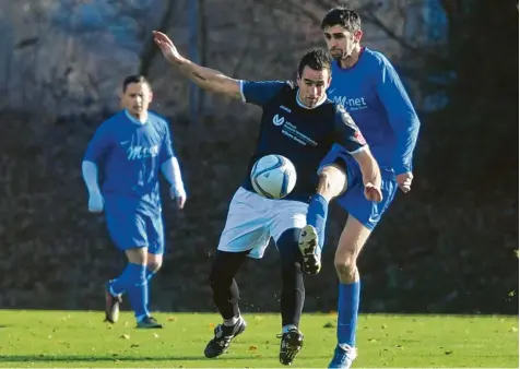  ?? Foto: Marcus Merk ?? Auf dem Weg zurück in die A-Klasse trennten sich Spitzenrei­ter SG Wörleschwa­ng (links Kilian Hirle) und der TSV Ellgau (rechts Momcilo Stanic) mit einem 1:1-Unentschie­den.