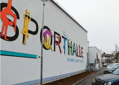  ??  ?? Die Sporthalle auf dem Gelände der Pfarrer Kneipp Schule wird teuerer als geplant.