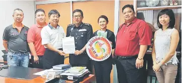  ??  ?? Sarawak Chinese Associatio­n president Ting Pang Soon (third left) presents the official‘Taste of Borneo 2017’ invitation letter to Lim.