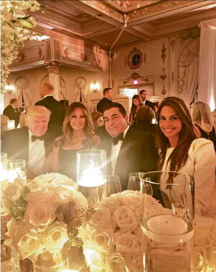  ??  ?? Paolo Zampolli com a mulher, a brasileira Amanda, ao lado de Donald Trump e Melania na festa de Réveillon em Mar-a-Lago, na Flórida