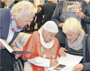  ?? FOTO: URSULA KLIEBHAN ?? Gerda Sorger genießt das Bad in der Menge. Zahlreiche Bewunderer machten ihr beim Signieren ihre Aufwartung.