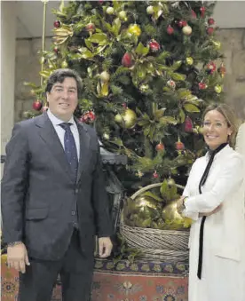  ?? CHENCHO MARTÍNEZ ?? Jesús Coca y Marian Aguilar, junto al árbol de Navidad del Ayuntamien­to.