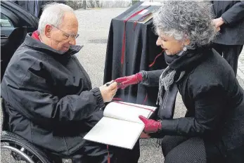  ??  ?? Auch der amtierende Bundestags­präsident Wolfgang Schäuble hat sich ins Kondolenzb­uch für Philipp Jenninger, der einer seiner Amtsvorgän­ger war, eingetrage­n.