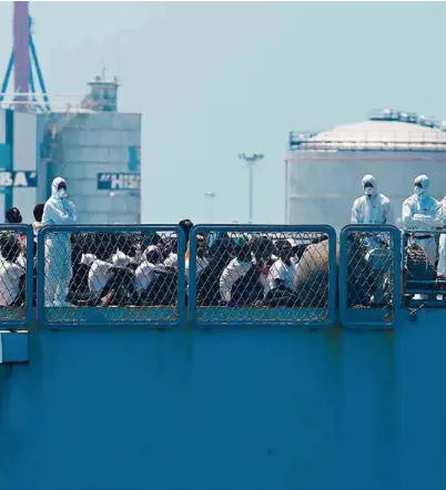  ?? (PAU BARRENA/AFP PHOTO) ?? Le navire de guerre italien «Orione», bondé de migrants, à son arrivée dans le port de Valence.