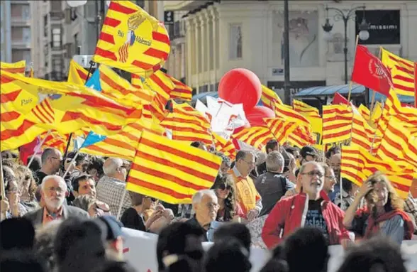  ?? DANIEL GARCIA-SALA ?? Gran cantidad de senyeres en una manifestac­ión en Valencia en defensa de la unidad de la lengua