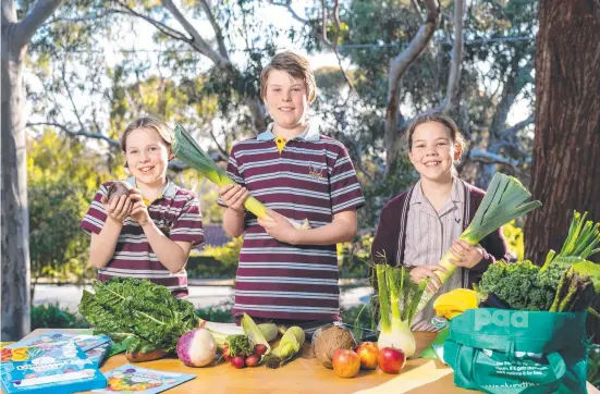  ?? Picture: Adam Dormand ?? Jennifer Young, Harrison Steinhardt and Lucy Young are excited for Woolworths’ return of Fresh Foods for Kids Discovery Program for 2022, after research found almost 50 per cent of Aussie kids cannot recognise a beetroot or leek.