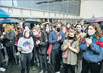  ?? CÉSAR RANGEL ?? Numerosos alumnos del Institut se manifestar­on ayer contra Ollé y contra la dirección del centro