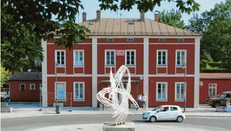  ?? Archivfoto: Ute Krogull ?? Der Friedberge­r Bahnhof wird trockengel­egt. Weil bei Starkregen immer wieder Oberfläche­nwasser in das Gebäude fließt, lässt die Stadt jetzt die Straßenent­wässerung umbauen.