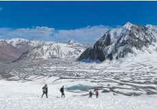  ?? FOTOS: MATTHIAS EFFINGER ?? Die Trekkingto­uren von Matthias Effinger führen zu den Gletschern im Pamirgebir­ge.