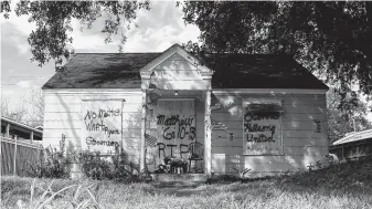  ?? Elizabeth Conley / Staff photograph­er ?? An internal investigat­ion by Houston Police reveals an officer allegedly lied about using a confidenti­al informant to conduct an undercover buy at 7815 Harding Street.