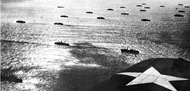  ?? GETTY ?? UN FRENTE GLOBALIZAD­O. Sobre estas líneas, vista aérea del 8 de noviembre de 1942, cuando los barcos aliados (ingleses y americanos) desembarca­ron en el norte de África para luchar allí contra las Potencias del Eje.