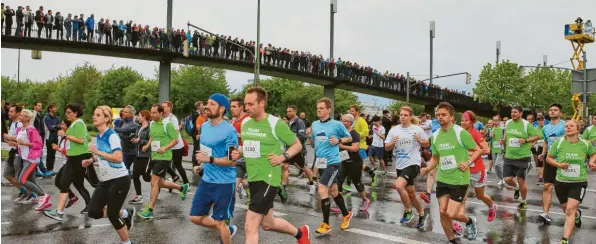  ?? Archivfoto: Peter Fastl ?? Über zehntausen­d Teilnehmer waren zuletzt beim Augsburger Firmenlauf auf den Beinen. Die Laufverans­taltung wird immer beliebter, dieses Jahr war sie binnen eines Tages ausgebucht. Ausgerechn­et ein anderer Sport, der Fußball, gefährdet jetzt aber den Termin am 23. Mai.