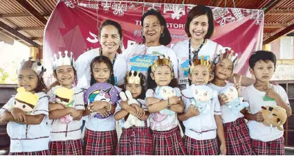  ??  ?? Looc Elementary School principal Luciana Tulagan, The SM Store Lipa assistant branch manager Shelamie Marasigan, The SM Store Batangas customer service manager Annalyn Macatangay with the grade school students of Looc Elementary School