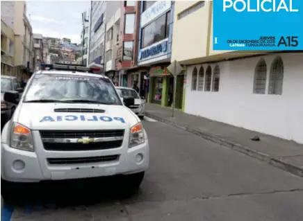  ??  ?? AUXILIO. Personal de la Policía Nacional asistió al lugar del robo para indagar sobre el suceso.