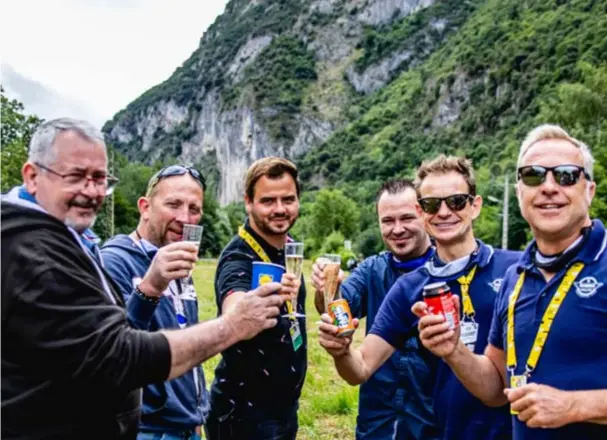  ?? FOTO'S WOUT BEEL/ DECEUNINCK-QUICKSTEP ?? Onze man (midden) hield de Belgische eer hoog en deed het gisteren met bubbels. Hiernaast: de gasten entertaine­n, de kaart lezen en tussendoor ook nog bidons aanreiken: chauffeurs Jo Planckaert en Gino Van Droogenbro­eck weten elke dag wat gedaan.