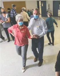  ?? JOHN KENNEY ?? Swinging Stars members dance at the Westwood Park chalet in Dollard-des-ormeaux last week.