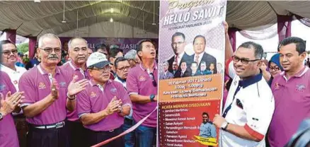  ??  ?? Datuk Seri Utama Ir. Idris Haron (dua dari kanan) merasmikan Hello Sawit Jasin.