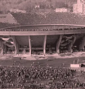  ?? CHIAIA MAGAZINE ?? Lo «stadio del Sole» a Napoli il 6 dicembre 1959, giorno inaugurale dell’impianto che poi verrà intitolato a San Paolo