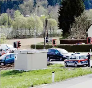  ??  ?? Der unfallträc­htige Bahnüberga­ng der Ostbahn in Flöcking wird mit einer Blitzanlag­e überwacht KLINKAN, R. HEIGL