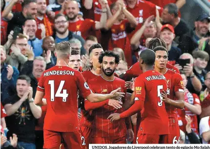  ??  ?? UNIDOS. Jogadores do Liverpool celebram tento do egípcio Mo Salah