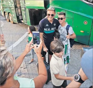  ??  ?? EN VALENCIA. El Betis llegó ayer con cuatro exjugadore­s che: Joaquín, Canales, Barragán y Guardado.