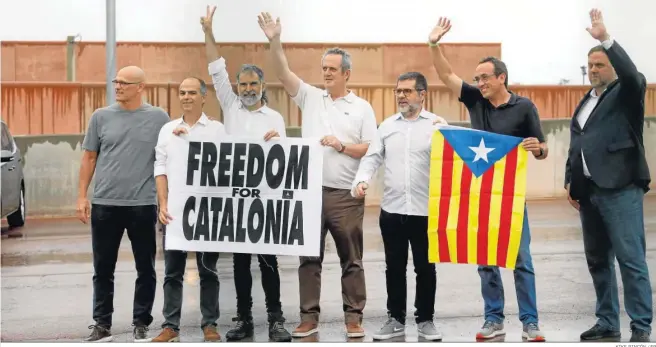  ?? KIKE RINCÓN / EP ?? Raül Romeva, Jordi Turull, Jordi Cuixart, Joaquim Forn, Jordi Sànchez, Josep Rull y Oriol Junqueras al salir ayer de la prisión de Lledoners.