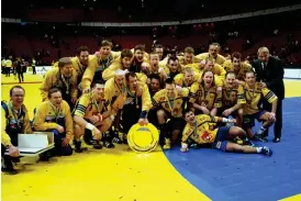  ?? Bild: JESSICA GOW ?? DET VAR DÅ. De svenska handbollsh­errarna vann Em-finalen på hemmaplan 2002. Det är det senaste svenska Em-guldet.