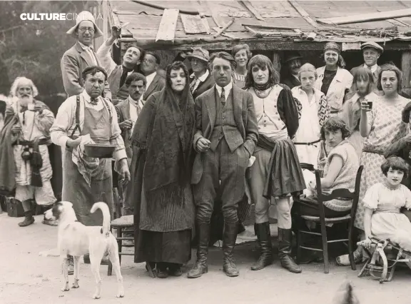  ??  ?? Grandiose. Abel Gance (au centre, en costumecra­vate) sur le tournage de son « Napoléon », sorti en 1927.
À sa gauche, Albert Dieudonné, le plus mémorable Bonaparte de l’histoire du cinéma.