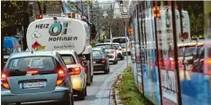  ?? Foto: Marcus Merk ?? Autos und Straßenbah­n Seite an Seite: In der Bismarckst­raße in Stadtberge­n wird es gerade im Berufsverk­ehr eng. Was passiert, wenn eine weitere Linie in der Acker mannstraße kommt?