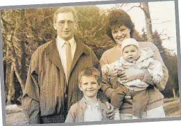  ?? FOTO: PRIVAT ?? Glückliche Kindheit mit viel beschäftig­tem Vater: 1980 wird Alois Henne Bürgermeis­ter in Sigmaringe­ndorf. Kurz darauf kommen Matthias und Johannes zur Welt – deren Mutter Karin hält ihrem Mann zu Hause den Rücken frei.
