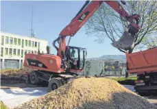  ?? FOTOS: SIEDLER/SCHIEGL ?? Seit einigen Tagen ist die Fläche, auf der das neue Führungs- und Lagezentru­m entstehen wird, mit einem Bauzaun abgesperrt. Am Freitag rollte der Bagger an und bereitete die Zufahrt für die Baustelle vor. Am Montag wird die Baugrube ausgehoben....