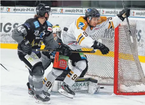  ?? FOTO: PETER KOLB ?? Der Puck ist drin, der Jubel groß: David Zucker (re.) traf doppelt beim Sieg der Ravensburg Towerstars gegen die Bayreuth Tigers (Kurt Davis und Goalie Marco Wölfl).