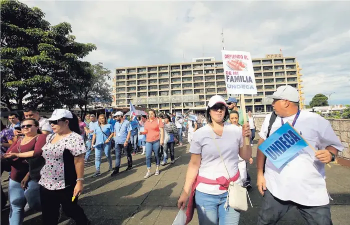  ?? RAFAEL PACHECO ?? Manifestan­tes partieron del Hospital México y tomaron la autopista General Cañas. Este centro médico fue uno de los más afectados por el movimiento sindical.