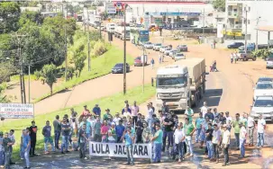  ?? Daniel Teixeira/Estadão Conteúdo ?? Grupos contrários ao ex-presidente bloquearam o acesso da caravana de Lula a Francisco Beltrão; em Foz, segurança da comitiva petista agrediu repórter com um tapa