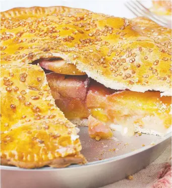  ?? PHOTOS: ATCO BLUE FLAME KITCHEN ?? A flaky pastry crust is filled with fresh, juicy peaches for a tasty dessert.