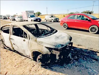  ?? Foto Alfredo Valadez Rodríguez ?? ▲ Un vehículo incendiado por presuntos integrante­s del crimen organizado el domingo, fue abandonado a la orilla de la carretera Zacatecas–Fresnillo, a la altura del rancho El Álamo.