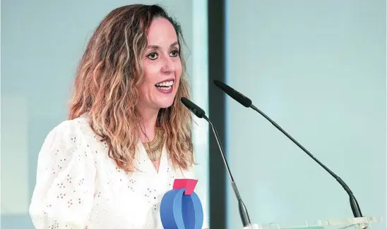  ?? ?? Rosa Chamorro, presidenta de Héroes de 4 Patas, dando su discurso tras recoger el premio de la mano de Lucía Manzanedo, de Vetoquinol