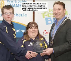  ??  ?? COMMUNITY AWARD: Richard Bond and Derri Keating from Lakers accept the award from Pat Ó Suilleabhá­in. COMMUNITY AWARD: Richard Bond and