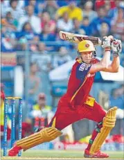  ??  ?? Royal Challenger­s Bangalore’s AB De Villiers brought up his 50 in just 29 deliveries. He went on hitting, sweeping and slogging the ball to bring up his hundred in only 47 balls.
SATISH BATE/HT