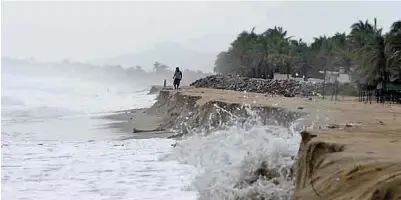  ??  ?? Daños. Las fuertes lluvias provocadas por el huracán “Máx” causaron inundacion­es en la región de la Costa Chica.