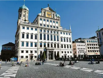  ?? Foto: Silvio Wyszengrad ?? Der Rathauspla­tz ist ein Anziehungs­punkt für Augsburger und Touristen. So frei wie am Freitag ist er allerdings nicht immer, denn auch Veranstalt­er wollen den Platz nutzen. Dafür gibt es klare Regeln.